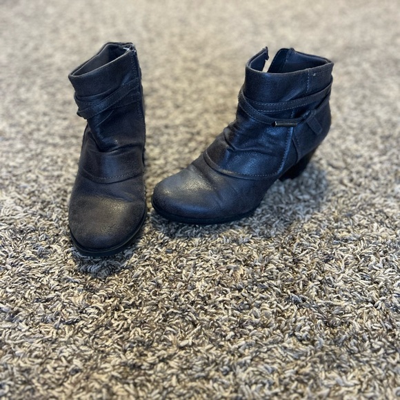 Womens BareTraps Rhapsody Cross Strap Ankle Boots, Mushroom - Picture 11 of 11